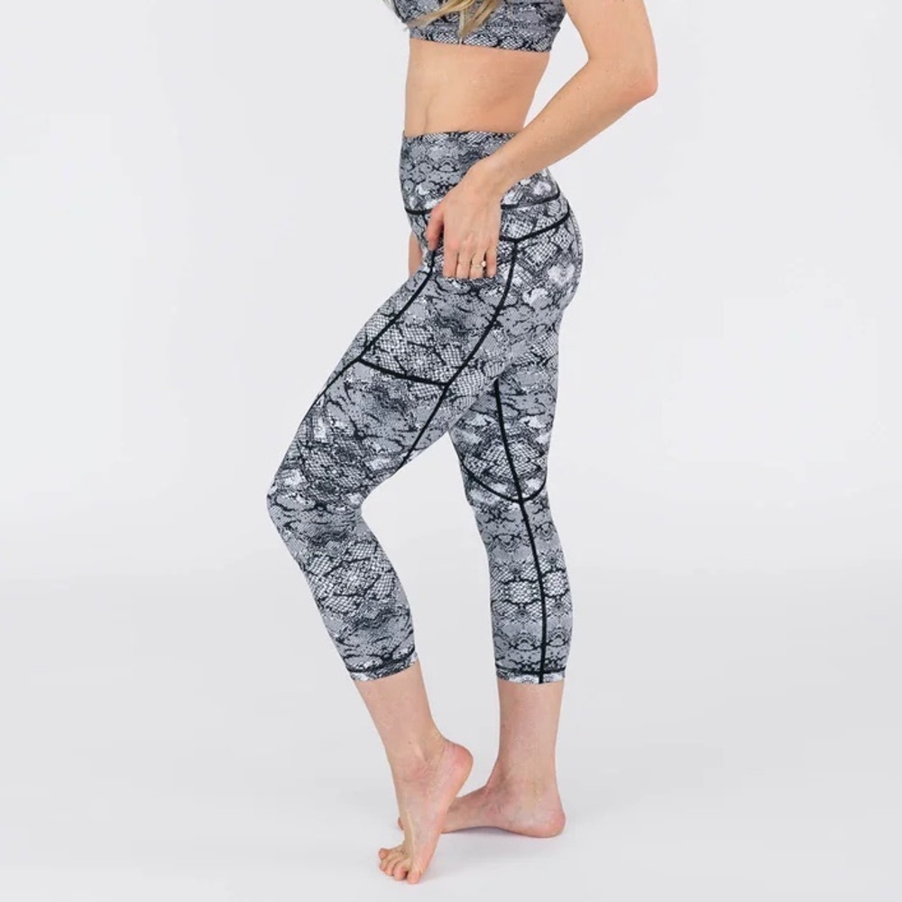 ZYIA Active Cobra Metallic Pocket Light N Tight Leggings High Rise Crop Size 6-8